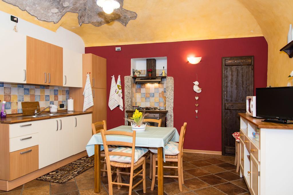 Casa Corte Alla Rocca Арона Екстериор снимка