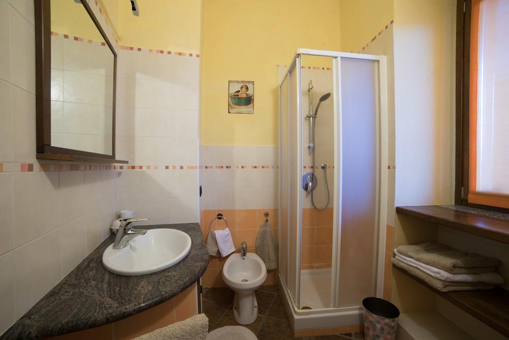 Casa Corte Alla Rocca Арона Екстериор снимка