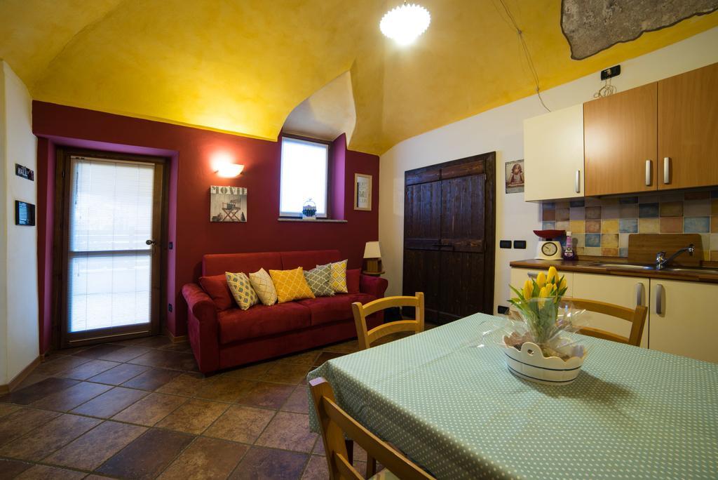 Casa Corte Alla Rocca Арона Екстериор снимка
