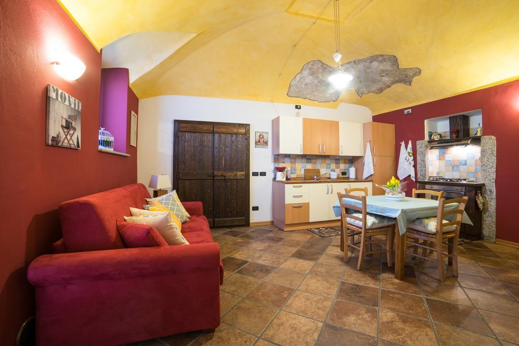 Casa Corte Alla Rocca Арона Екстериор снимка