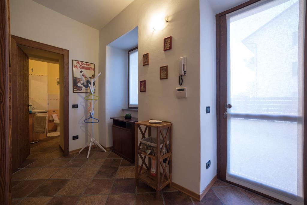 Casa Corte Alla Rocca Арона Екстериор снимка