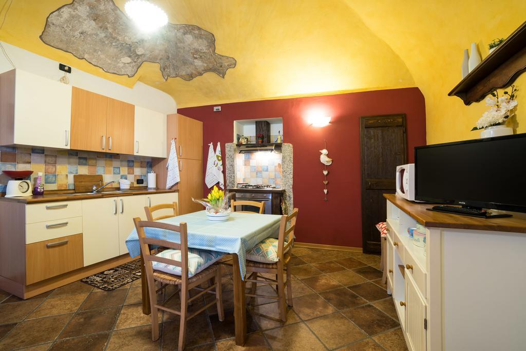 Casa Corte Alla Rocca Арона Екстериор снимка