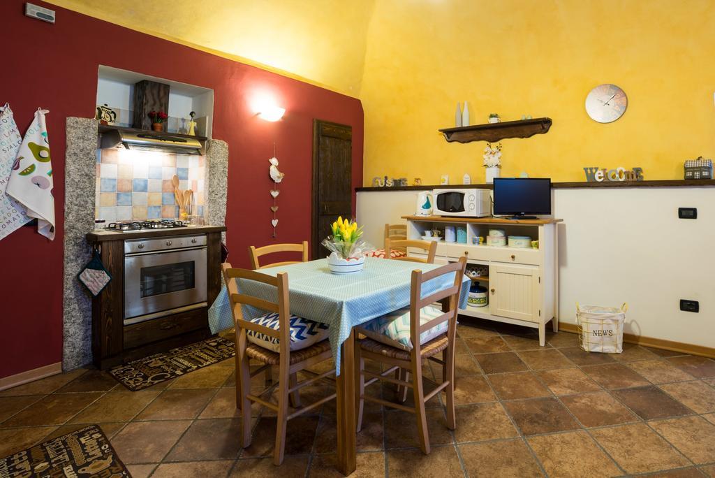 Casa Corte Alla Rocca Арона Екстериор снимка