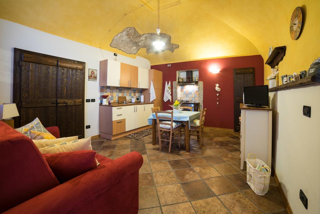Casa Corte Alla Rocca Арона Екстериор снимка